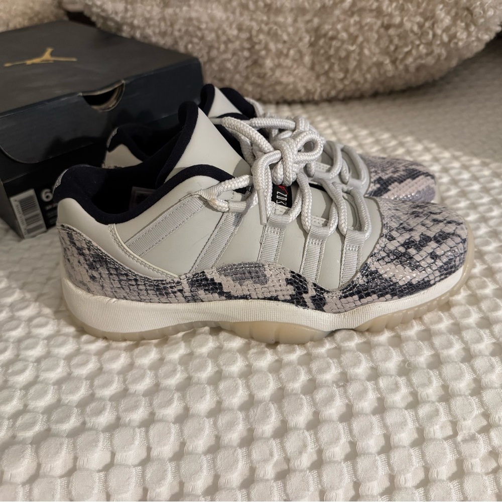 JORDAN 11 RETRO LOW 'LIGHT BONE SNAKESKIN